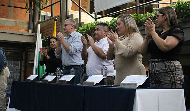 Integrantes de la mesa principal de la ceremonia de certificación. 