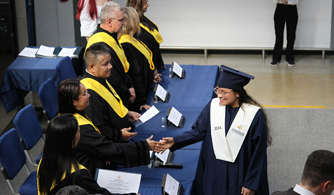 Estudiantes pasando a la mesa principal por sus certificados. 