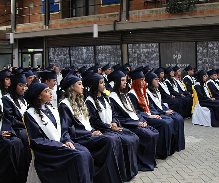 Estudiantes UNIMINUTO recibiendo certificación en su estudios técnicos. 