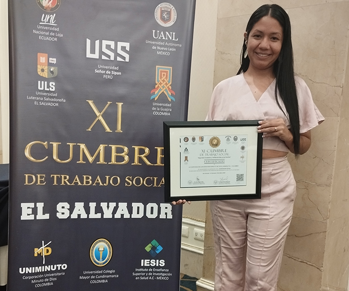 Directora del Programa de Trabajo Social Rectoría Antioquia - Chocó con el certificado de participación de la XI Cumbre de Trabajo Social. 