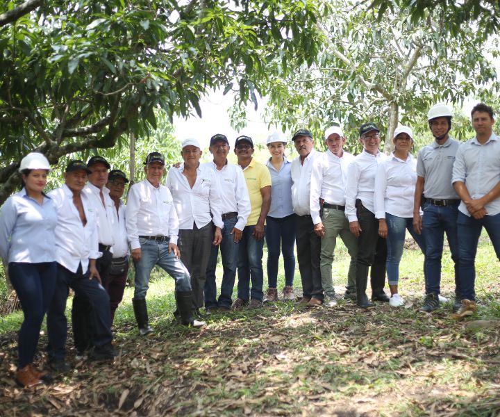 Reunión con fruticultores. Reunión con fruticultores.
