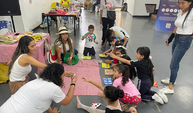 Estudiante y niños de Jardín Infantil