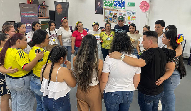 Estudiante y niños de Jardín Infantil