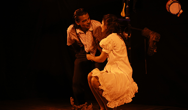 Estudiantes representando sus obras teatrales. 