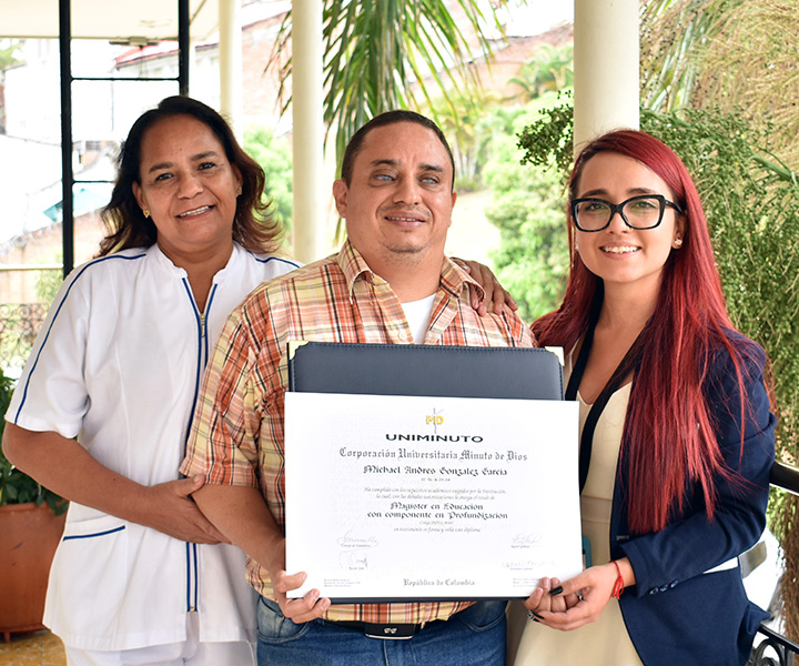 primer diploma en braille bajo su programa de inclusión 