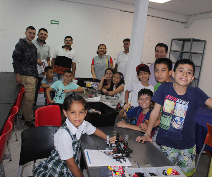 Niños en taller de robótica