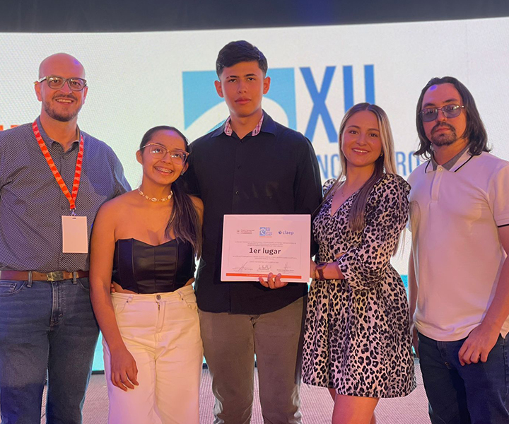 Director, docente y estudiantes del programa de Comunicación Social Periodismo de UNIMINUTO Seccional Antioquia - Chocó en el concurso de Nacional Challenge en Cancún México.