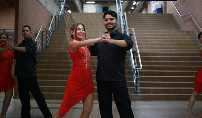 Estudiantes de una de las instituciones de educación superior invitadas en medio de la representación de danza.