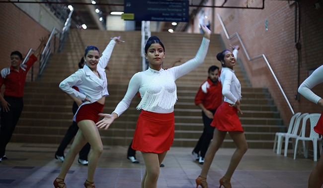 Estudiante de una de las instituciones de educación superior invitadas en medio de la representación de danza.