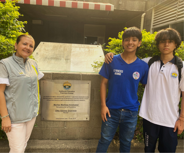 Profesor Voluntario Profesor uniminuto con estudiantes de colegio