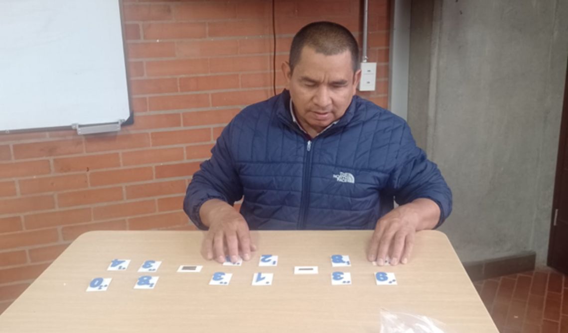 Eder utilizando estrategia de aprendizaje en las matemáticas