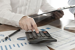 Hombre usando calculadora