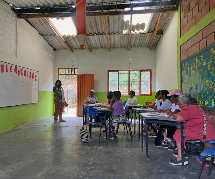 Estudiantes en salón de clases rural Estudiantes en salón de clases rural