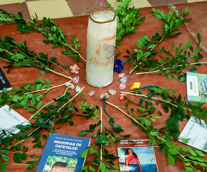 Ritual simbólico con vela, ramas y libros. Ritual simbólico con vela, ramas y libros.