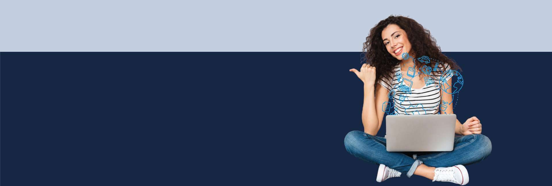 mujer joven sentada con un computador portatil sobre las piernas