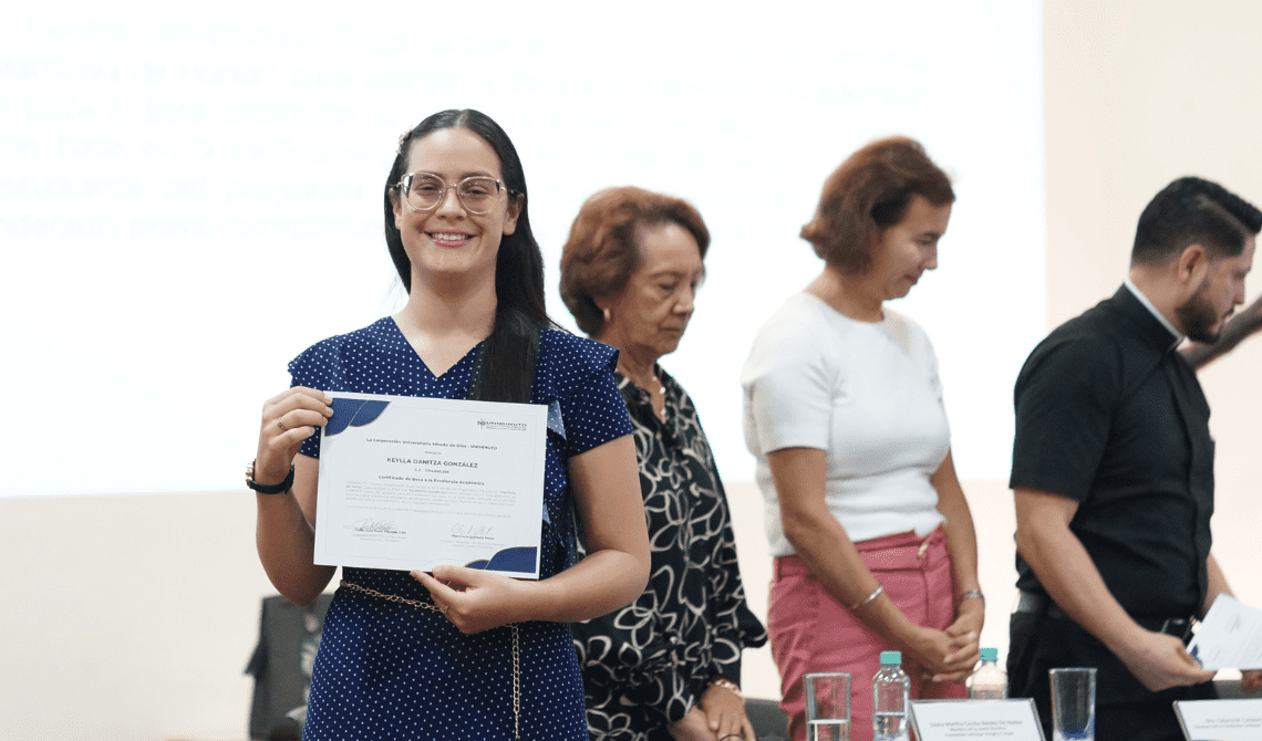 Ceremonia de becas con estudiantes Centro Universitario Buga2