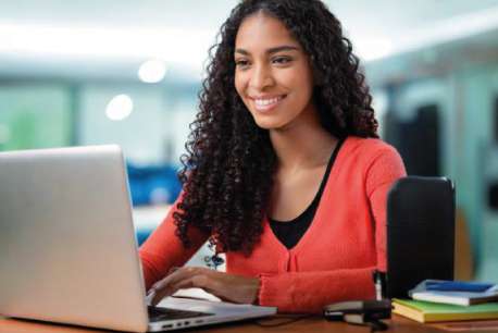 Estudiante frente a un computador