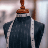 maniquí con un metro de costura