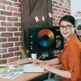 Mujer con computador en escritorio