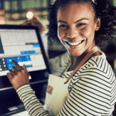 mujer con pantalla de computador