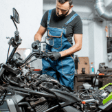 mecánico trabajando en una motocicleta