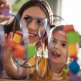 mujer con niño jugando