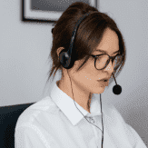 mujer con audífonos y micrófono