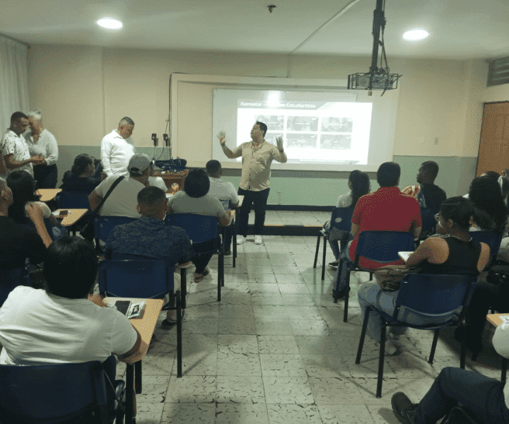Salón de clases con estudiantes 