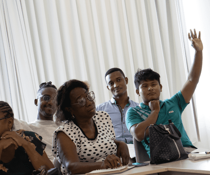 Taller de Narrativas de paz en Quibdó liderado por investigaciones de UNIMINUTO Participantes entre hombres y mujeres de la región Quibdó, participando en el taller de Narrativas de paz