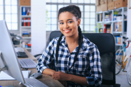 Mujer en oficina sonriendo 