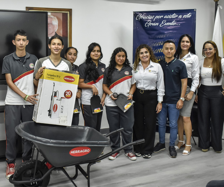 Niños y jóvenes de diferentes instituciones educativas recibiendo insumos para sus proyectos_3 Niños y jóvenes de diferentes instituciones educativas recibiendo insumos para sus proyectos_3