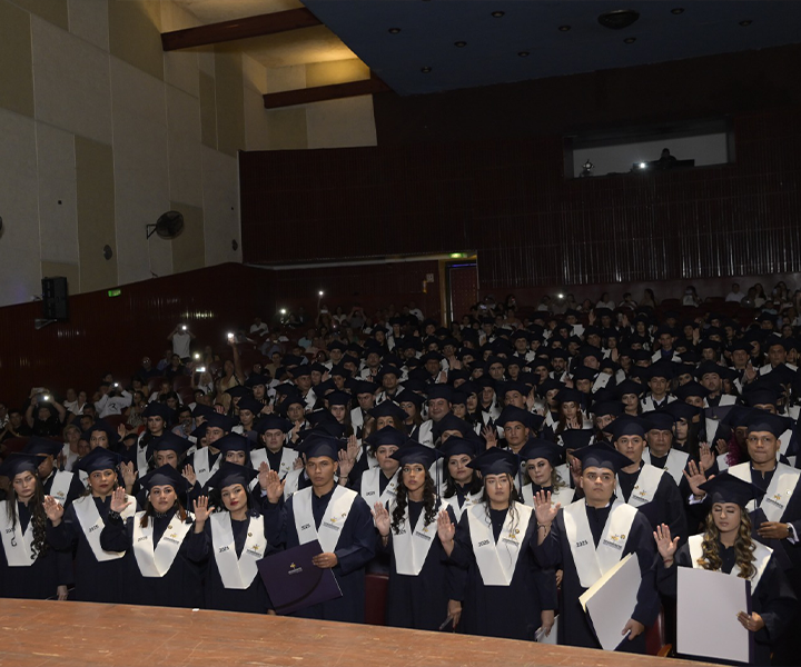 Graduandos UNIMINUTO durante la ceremonia realizando promesa profesional Graduandos UNIMINUTO durante la ceremonia realizando promesa profesional