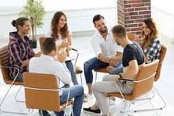 Trabajo Social Grupo de jóvenes reunidos en mesa redonda