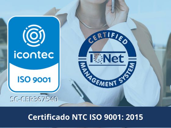 Persona trabajando en computador con logo de Icontec