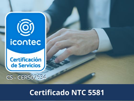 Persona trabajando en un computador portátil con logo Icontec 