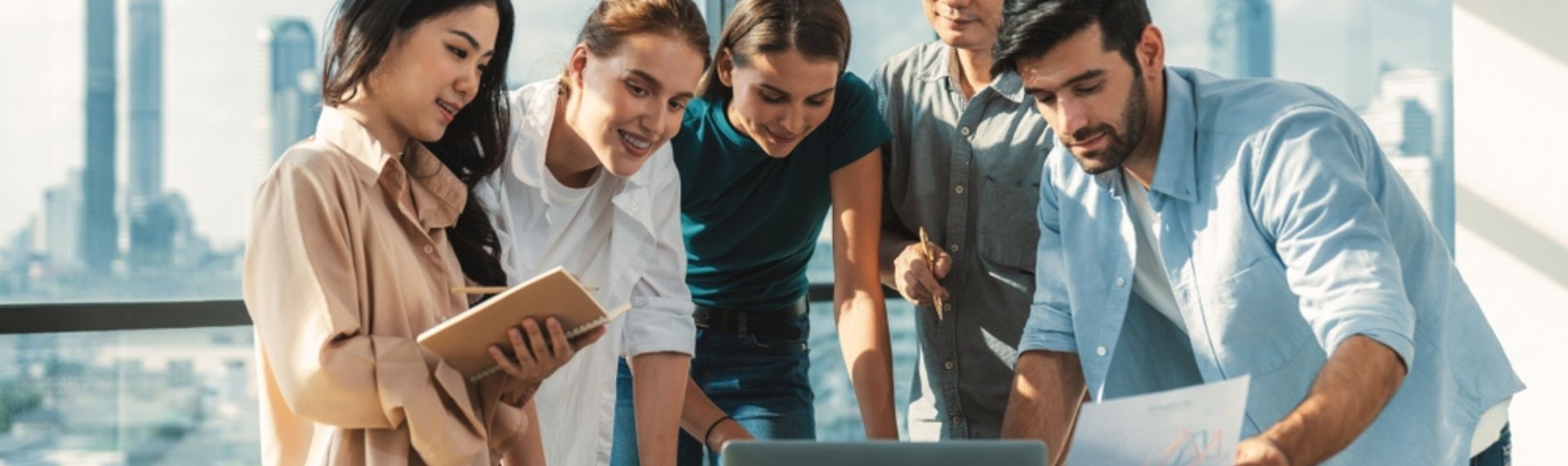 Especialización en Comunicación Estratégica para las Organizaciones Personas organizando ideas en computador