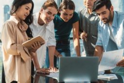 Especialización en Comunicación Estratégica para las Organizacion Personas organizando ideas en computador