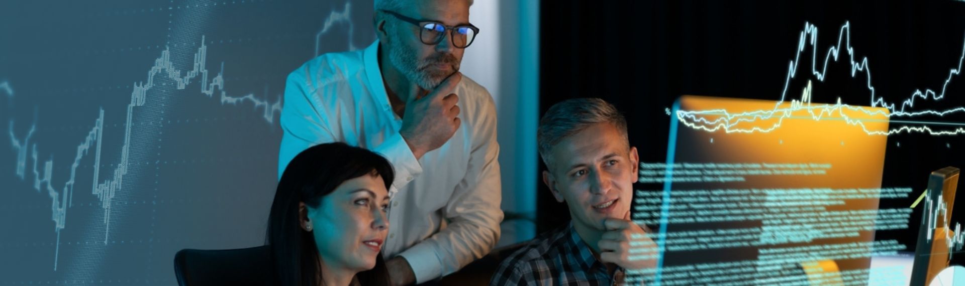 Maestría en Gerencia de la Innovación en Proyectos Tres personas mirando pantala digital