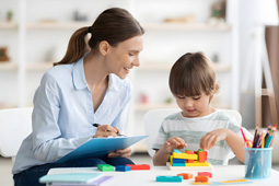 Profesora con niño en actividad lúdica