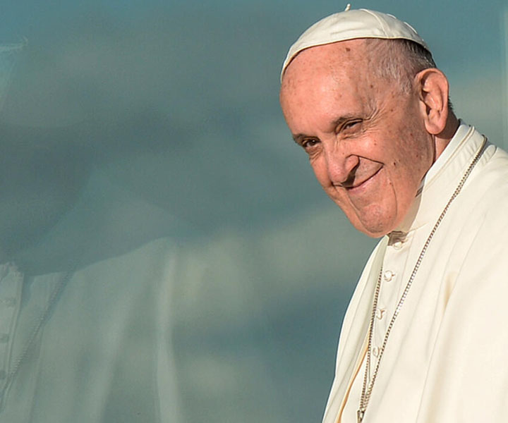 Papa Francisco sonriendo a la comunidad Papa Francisco sonriendo a la comunidad