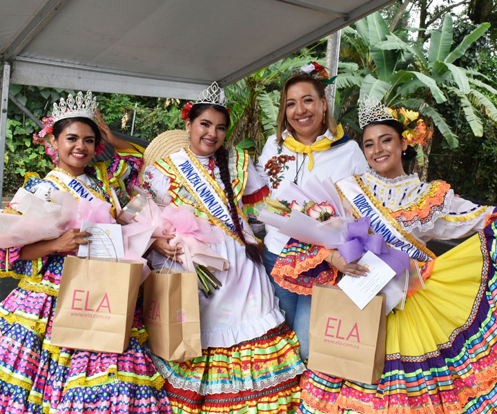 La rectora Carolina Tovar, con las ganadoras del Folclorito CU. Ibagué4 La rectora Carolina Tovar, con las ganadoras del Folclorito CU. Ibagué4