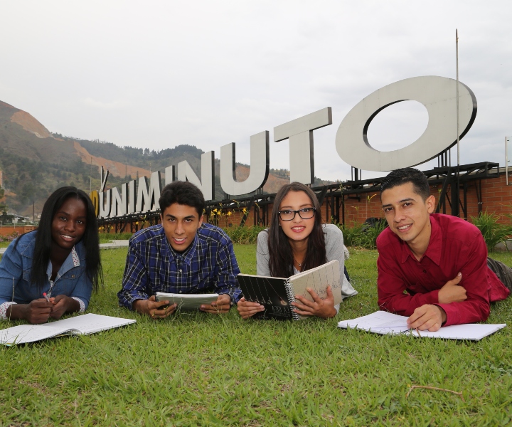 cuatro estudiantes de UNIMINUTO con cuadernos cuatro estudiantes de UNIMINUTO con cuadernos