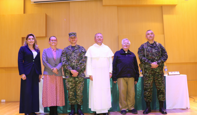 Mesa directiva en la graduación de los Soldados del Batallón de Infantería No. 2 Mariscal Antonio José de Sucre