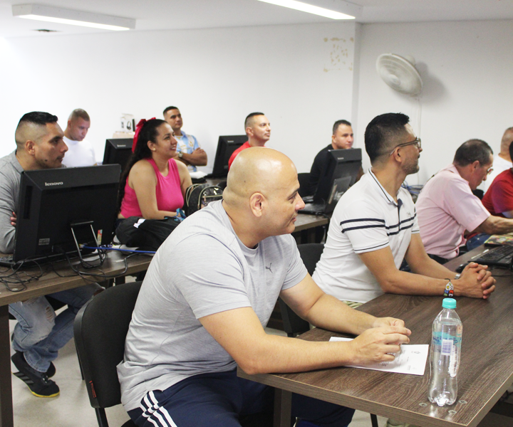 Estudiantes COIBA UNIMINUTO en la entrega de equipos de cómputo por parte de la RCS3