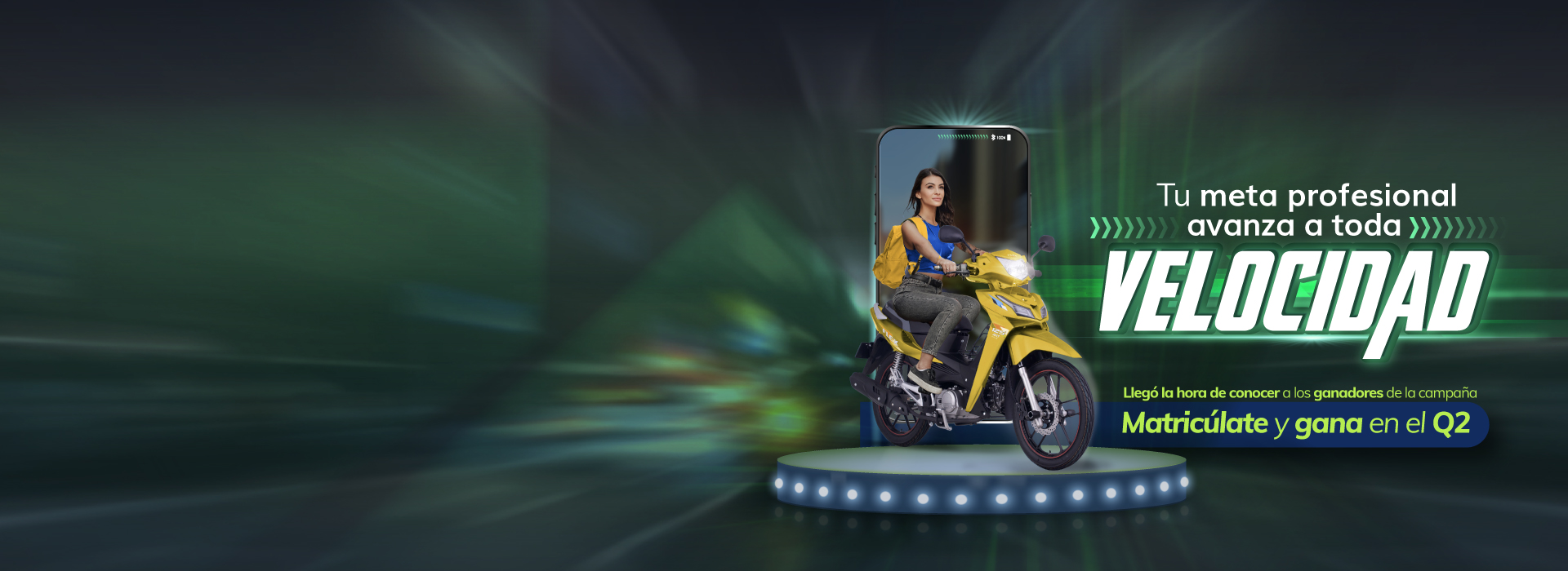 Mujer montando moto 
