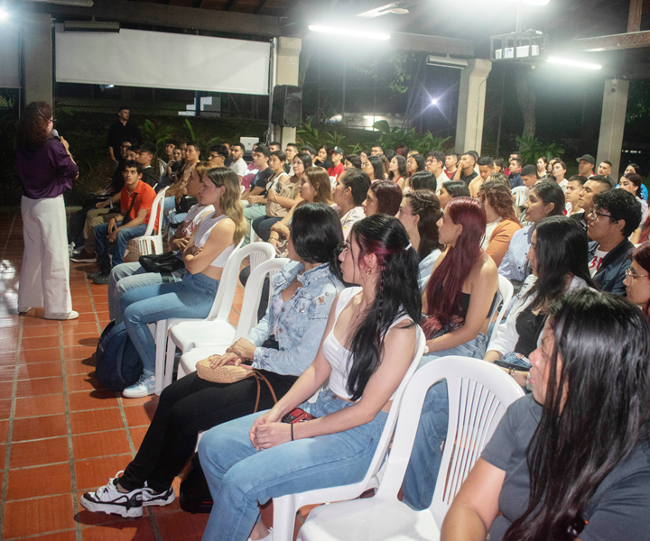 Estudiantes de primer ingreso disfrutando de los espacios de integración 13