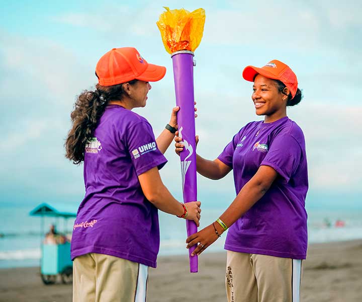 Llama olímpica en Tumaco - Nariño Dos niñas participantes sostienen la antorcha de las olimpiadas STEM