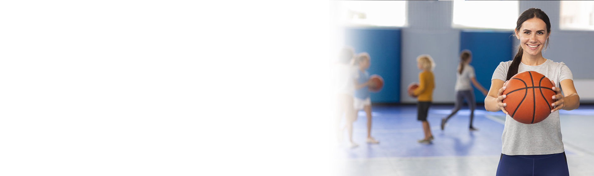 Deportista con balón de baloncesto