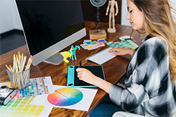 Mujer diseñadora con tabla digitalizadora
