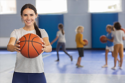 Deportista con balón de baloncesto